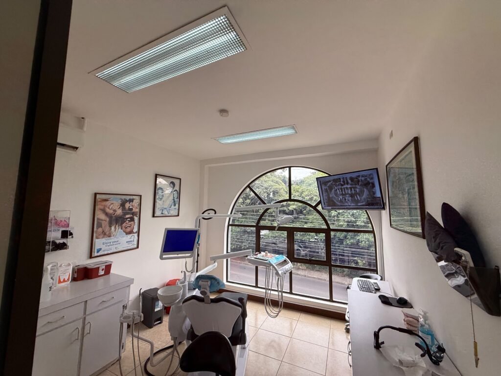 Treatment room with an arched window at DentaVac dental clinic in Escazú